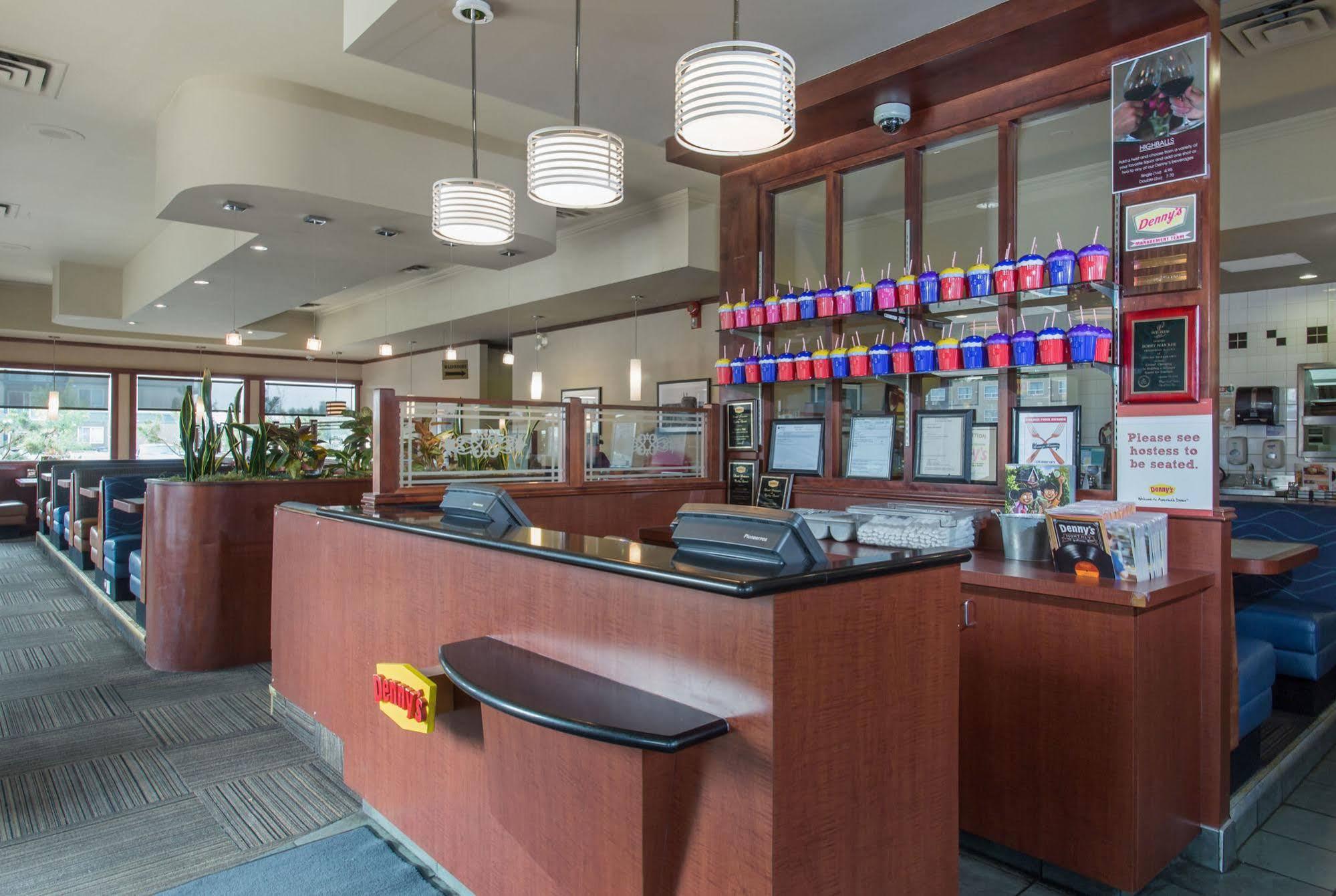 Sandman Hotel Red Deer Bagian luar foto