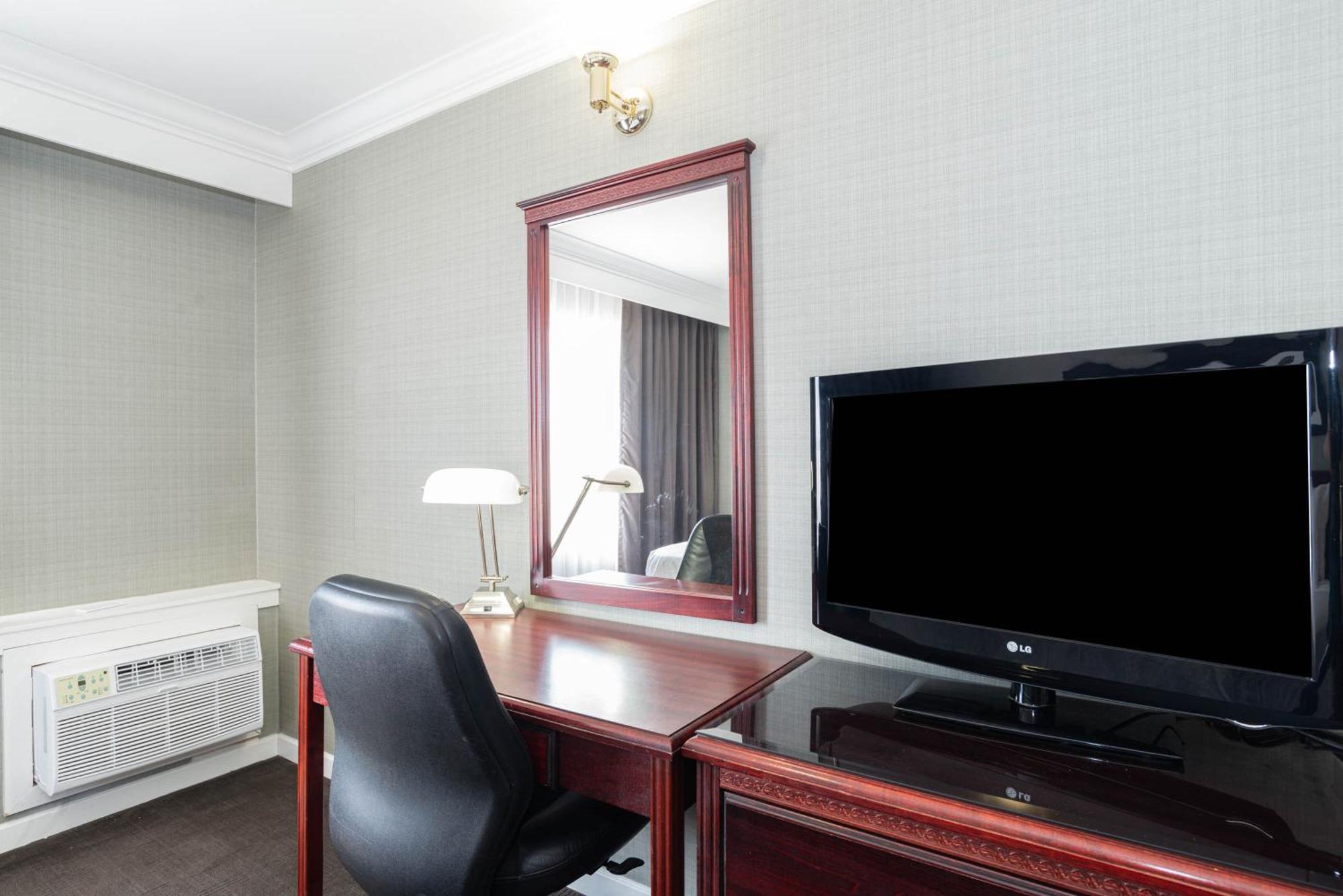 Sandman Hotel Red Deer Bagian luar foto