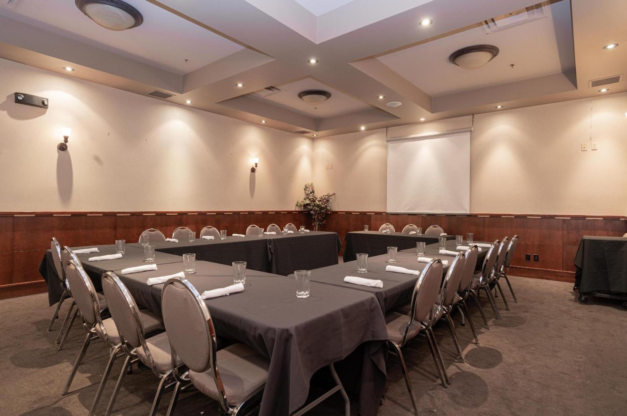 Sandman Hotel Red Deer Bagian luar foto